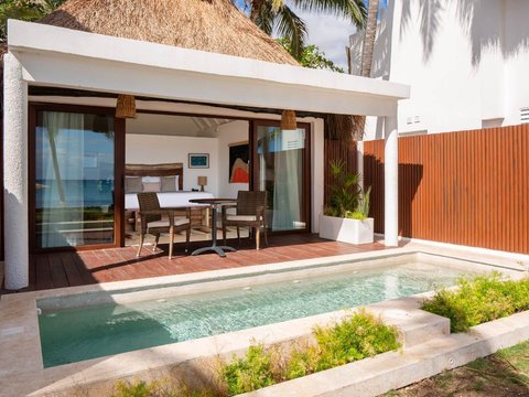 BEACHFRONT SWIM UP SUITE