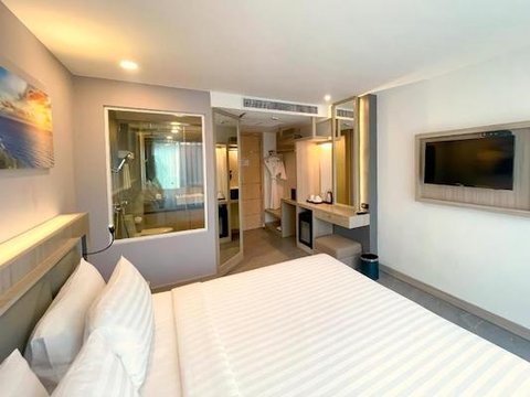 Deluxe King Balcony Room