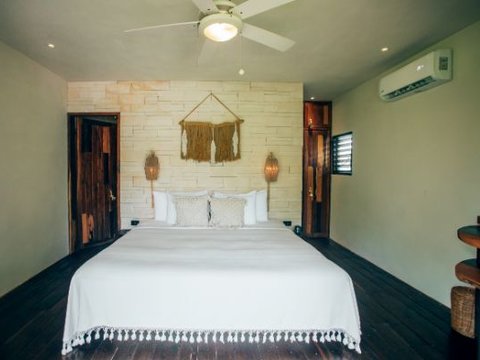 Jungle Rooftop Suite with Bathtub