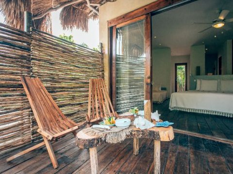 Jungle Master Suite with Bathtub