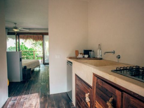 Jungle Master Suite with Bathtub