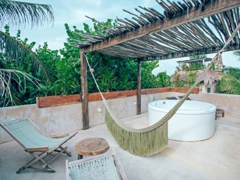 Jungle Master Suite with Bathtub