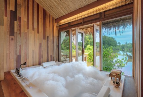 Jacuzzi Suite Water Villa