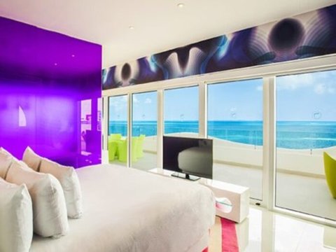 Couple’s Clothing-Optional Oceanfront Master Suite
