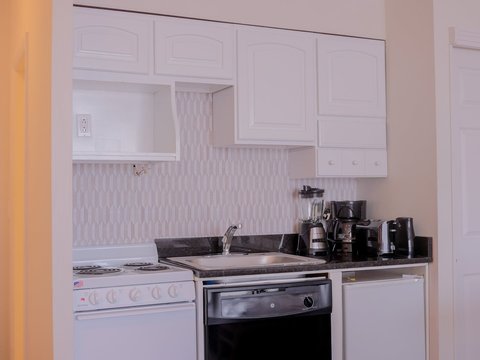 TOWN CENTER STUDIO WITH KITCHENETTE