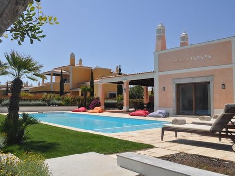 Villa com 4 Quartos e Piscina Privada