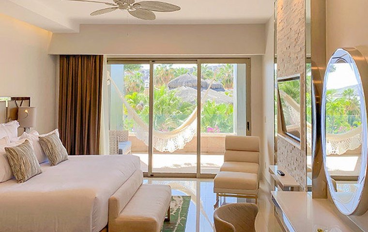 Junior Suite 1 King Bed - 667 avg. sq. ft.