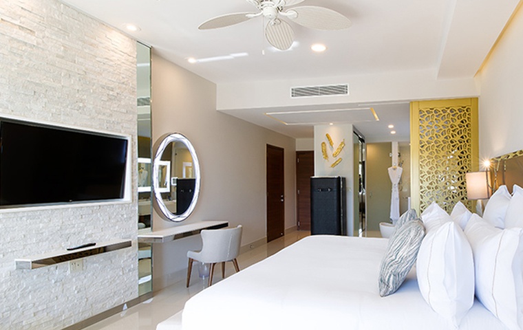 Junior Suite Ocean View 1 King Bed - 667 avg. sq. ft.