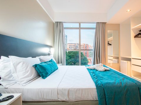 Os apartamentos Prime Casal possuem uma área de 21m² com cama de casal.