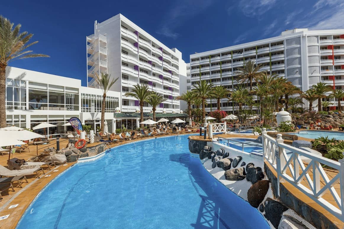 Do you feel like relaxing and disconnecting from the routine? Thanks to the Day Pass you can enjoy the services and facilities of your favorite Lopesan Hotel Group hotel in Gran Canaria for a day. Don't miss the opportunity to live the experience!

Timetable: check-in 11.00 a.m. and check-out 18.00 p.m.
Includes: lunch, snacks and all-inclusive drinks.
Hammock area and enjoyment of the facilities and swimming pools.
Pool towel included (Deposit of 5€/towel)

*Resident, corporate and group discounts do not apply.
*Agencies and professionals commission not applicable.
