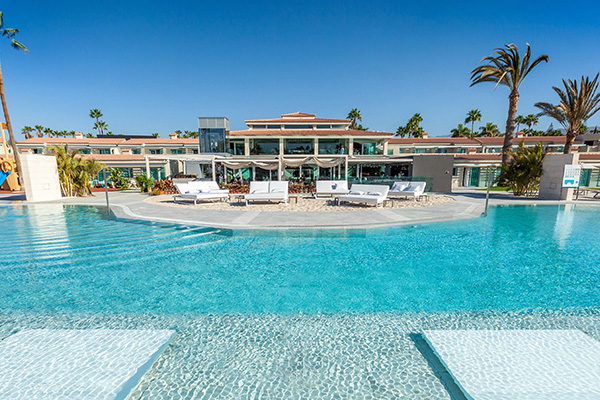 Im Vergnügungspark Holiday World im Süden von Gran Canaria erreichen Spaß und Unterhaltung eine neue Dimension. Haben Sie Lust auf einen Ausflug mit der ganzen Familie? Verschenken Sie dieses Erlebnis und kehren Sie danach ins Kumara Serenoa by Lopesan Hotels zurück, um die schönsten Momente noch einmal zu erleben. Nicht mit weiteren Angeboten kombinierbar, je nach Verfügbarkeit. Mindestpreis pro Person und Nacht bei Doppelbelegung.