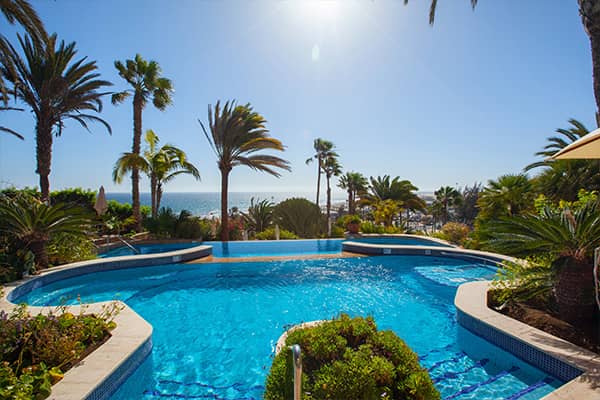 Die atemberaubende Aussicht von der Terrasse des Restaurants Mediterraneum ist Teil der kollektiven Fantasien der Gäste des Corallium Dunamar. Es ist unmöglich, sich dem Bild der Dünen von Maspalomas und ihrer Begegnung mit dem Atlantik zu entziehen. Doch wenn die Nacht hereinbricht, verwandelt sich dieses Naturschauspiel. Möchten Sie es bei einem gemeinsamen, köstlichen romantischen Abendessen entdecken? Nicht mit weiteren Angeboten kombinierbar, je nach Verfügbarkeit. Mindestpreis pro Person und Nacht bei Doppelbelegung.