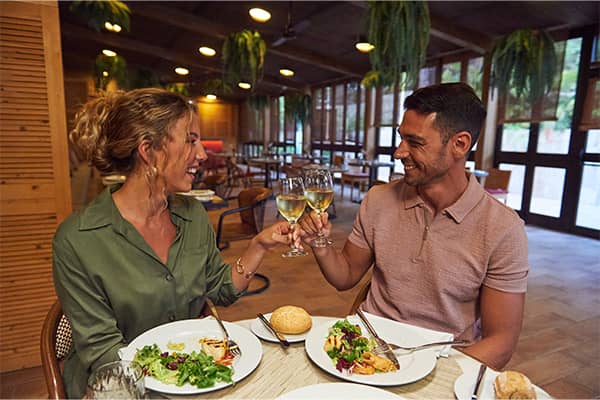 Die atemberaubende Aussicht von der Terrasse des Restaurants Mediterraneum ist Teil der kollektiven Fantasien der Gäste des Corallium Dunamar. Es ist unmöglich, sich dem Bild der Dünen von Maspalomas und ihrer Begegnung mit dem Atlantik zu entziehen. Doch wenn die Nacht hereinbricht, verwandelt sich dieses Naturschauspiel. Möchten Sie es bei einem gemeinsamen, köstlichen romantischen Abendessen entdecken? Nicht mit weiteren Angeboten kombinierbar, je nach Verfügbarkeit. Mindestpreis pro Person und Nacht bei Doppelbelegung.